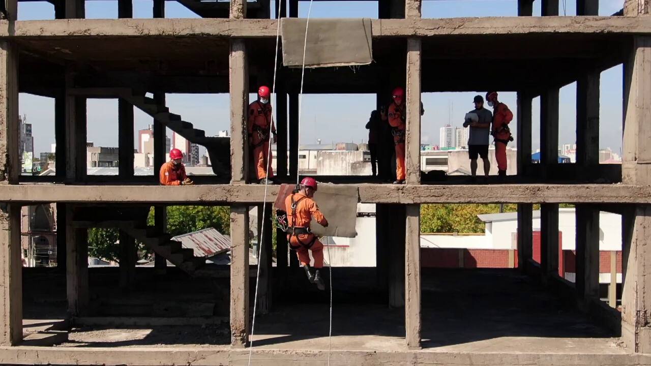 El exigente curso para integrar el Grupo Especial de Rescate de Bomberos porteños
